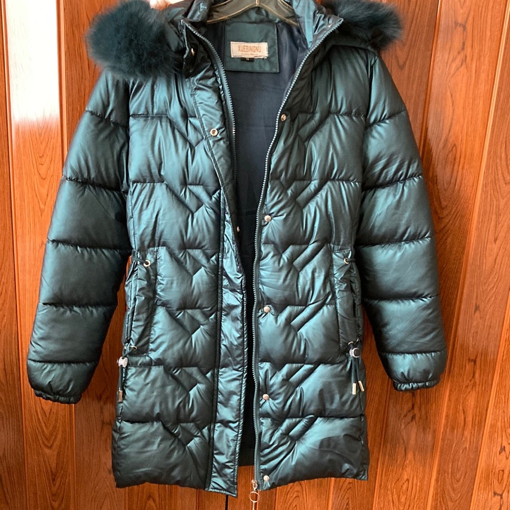 NWT Women’s Winter Classic Down Faux Parka Size M Lined With Hood Zipper Closure